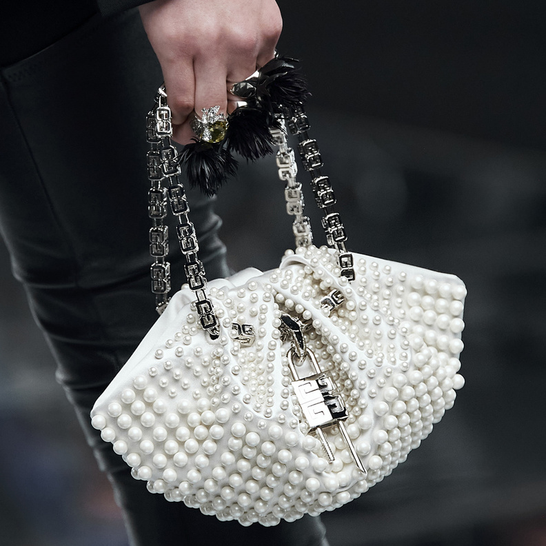 موضة الحقائب البيضاء الإختيار الأساسي