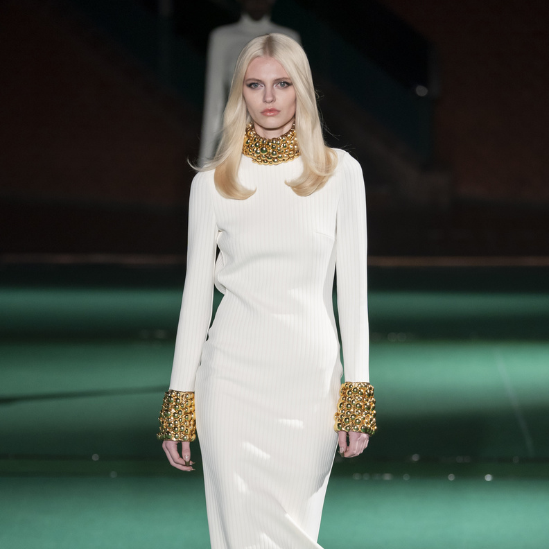 موديلات فساتين بيضاء محتشمة 