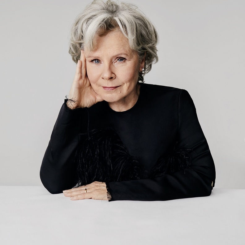 إميلدا ستونتون"Imelda Staunton  التي تلعب دور الملكة إليزابيث الثانية
