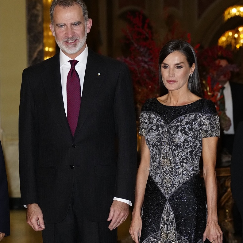 الملكة ليتيزيا تتألق بفستان مبهر مزخرف بالأحجار الكريمة في حفل توزيع جوائز الصحافة