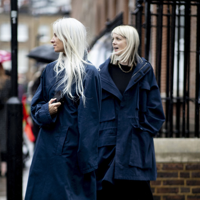 اللّون الكحلي صيحة خريفية لافتة بأسلوب Street style