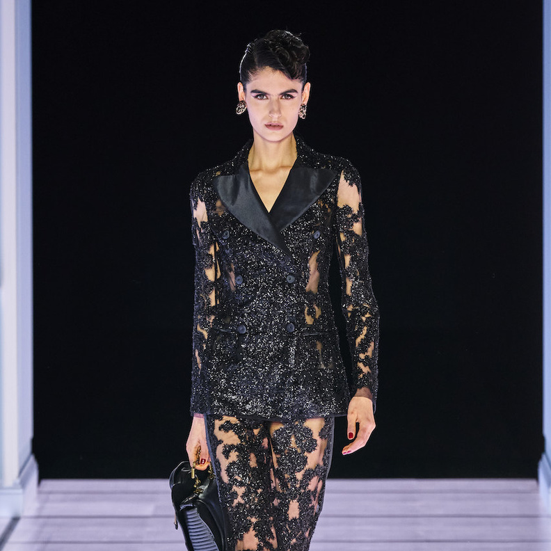 تألقي في اطلالات جذابة في أزياء دانتيل سوداء لمناسبات رأس السنة 