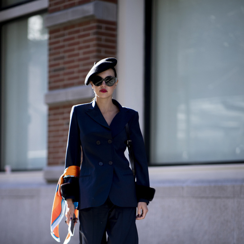 تنسيق الوشاح على اليد صيحة خريف 2022-2023