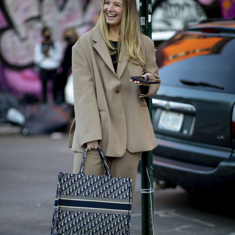 حقائب الTote Bag صيحة خريف 2022 بإطلالة من Street style