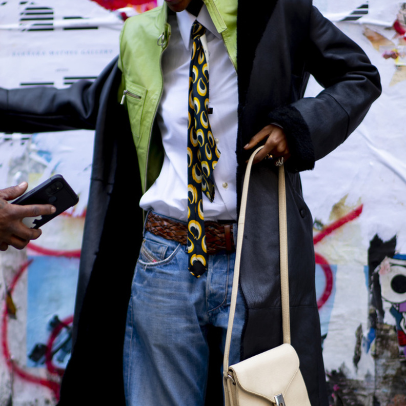 ربطة العنق صيحة خريف 2022 بتنسيقات Street style