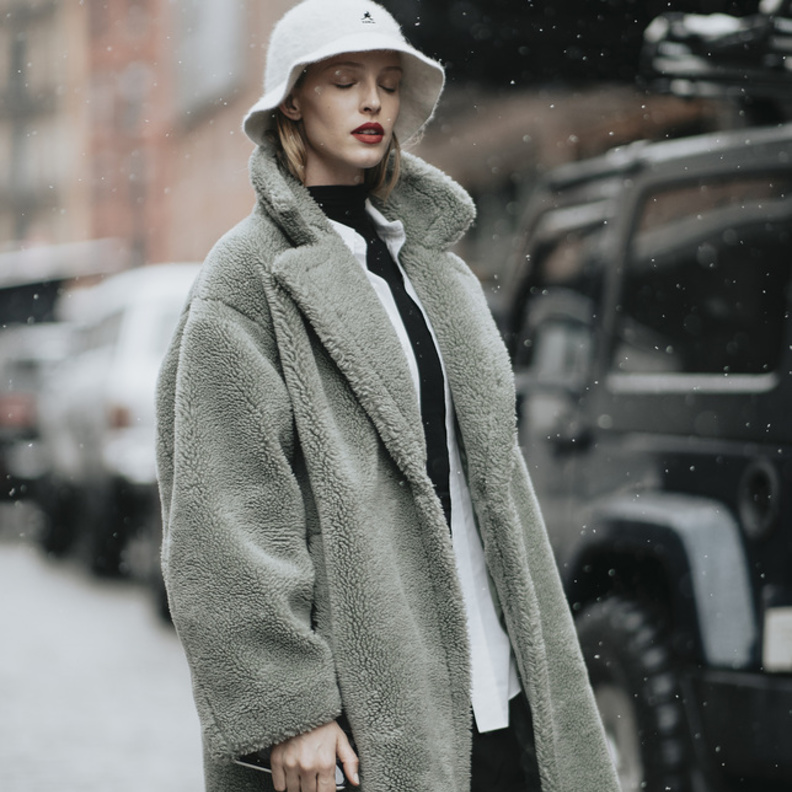 في البرد القارس المعطف الفرو دليلك لإطلالة دافئة وأنيقة.. أبرز وأحدث التصاميم بالصور