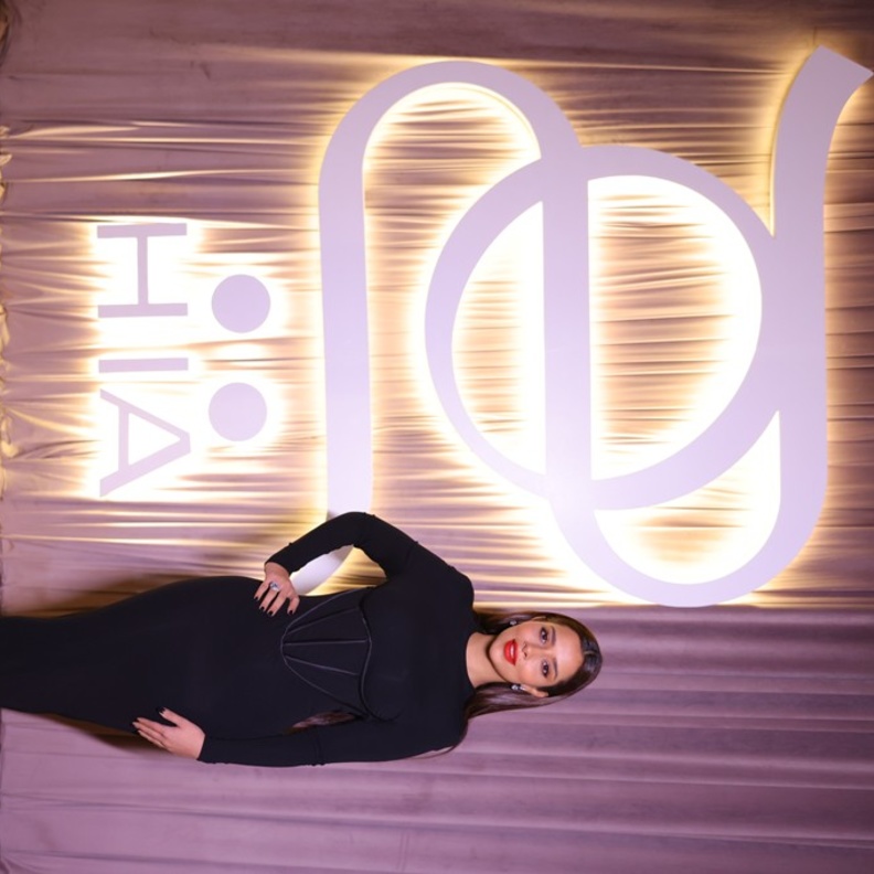 بلقيس فتحي بإطلالة لافتة لها بفستان أسود ميدي 