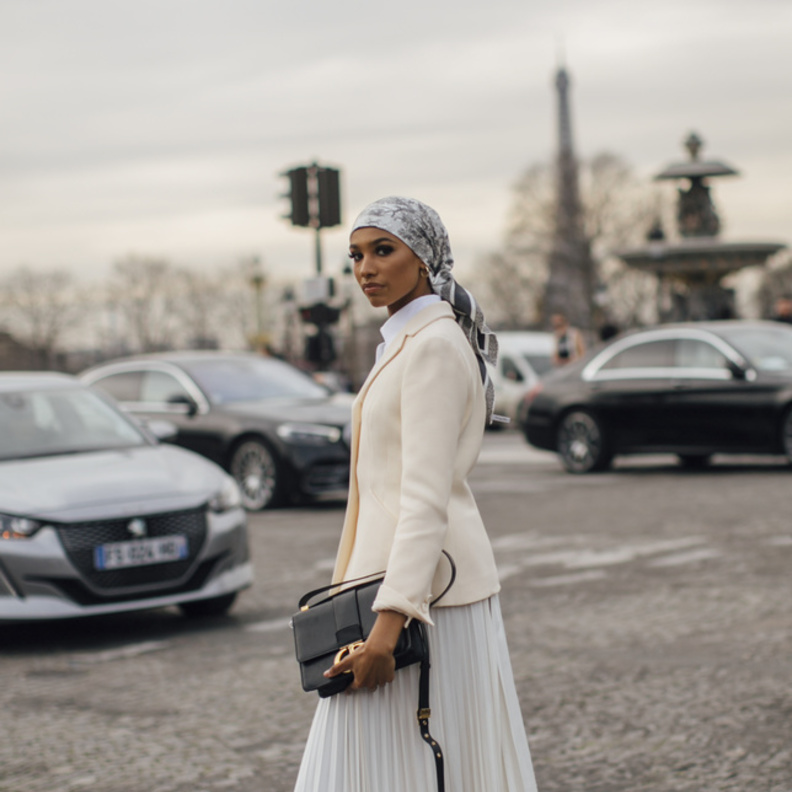 إطلالة بالأبيض لافتة ومميّزة مليئة بالتفاؤل من Street style