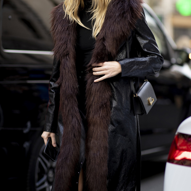 الياقة الفرو صيحة خريف 2022 بتصاميم لافتة وتنسيقات مميّزة من Street style