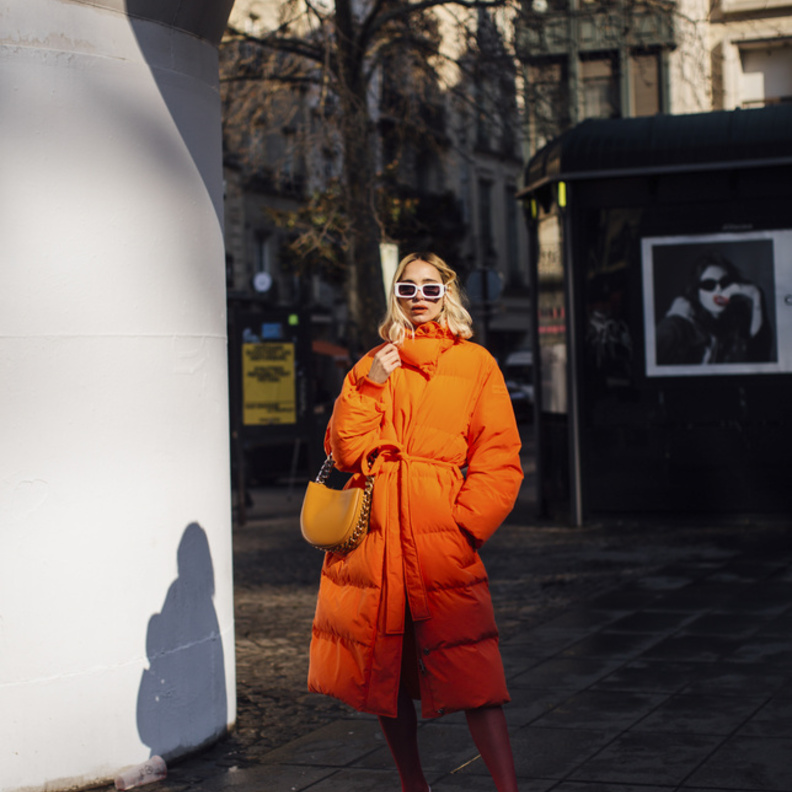 المعطف الملون صيحة خريف 2022 من Street style