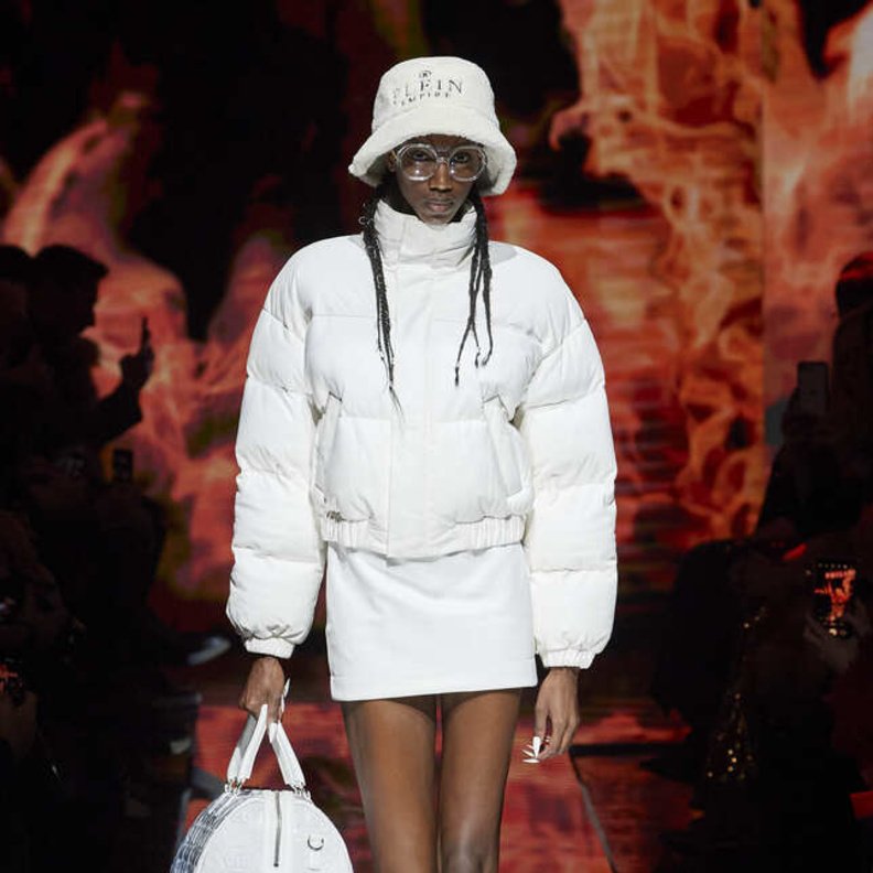 الجاكيت الأبيض صيحة خريف 2022 من Philipp Plein
