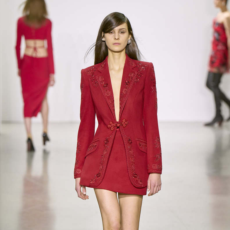 موضة التنورة الحمراء مع القبعة