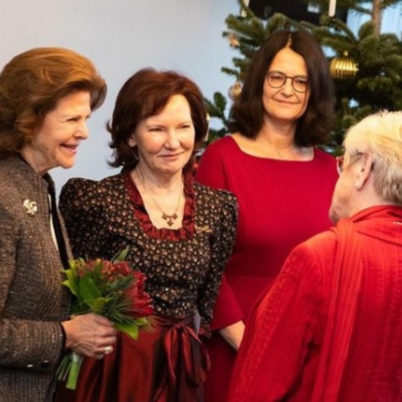 الملكة سيلفيا تبدأ احتفالات الميلاد مبكرا ورسالة مشتركة من وليام وهاري بهذه المناسبة