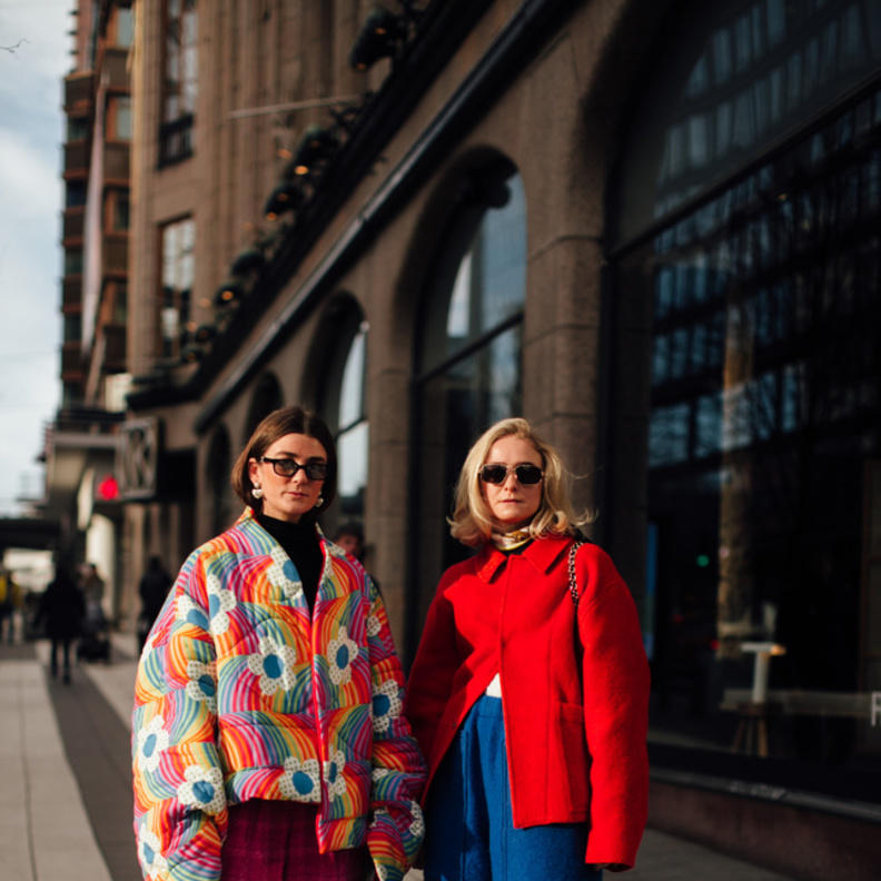 إطلالة مليئة بالألوان بتحدي لافت لقواعد الموضة الأساسية المعتادة