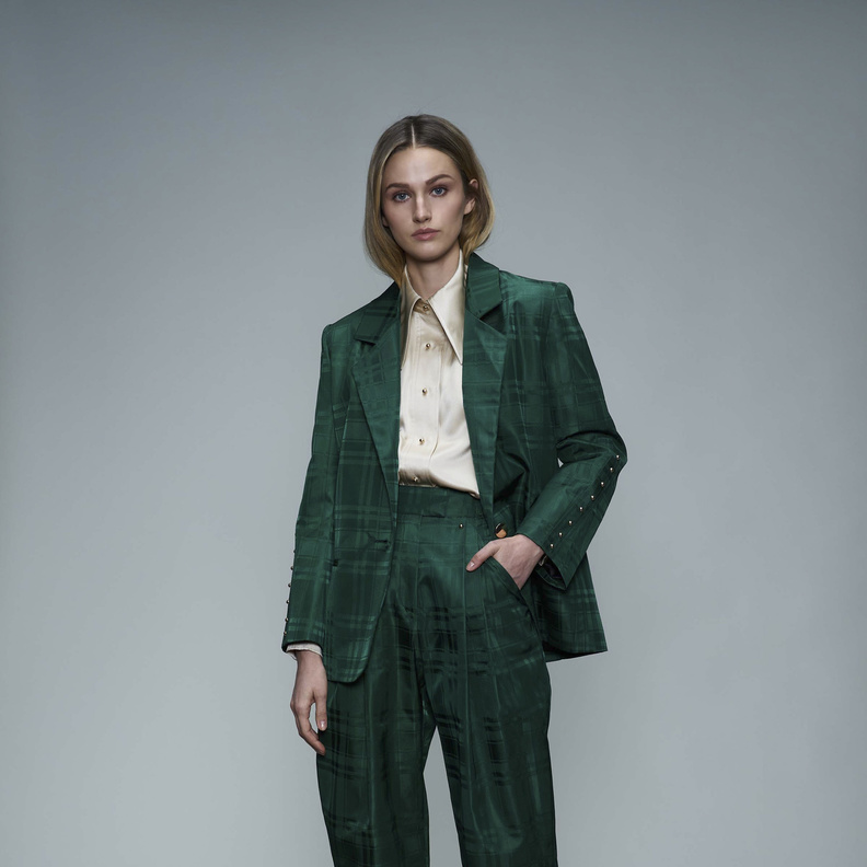 لصاحبات الخصر النحيف.. أفكار كاجوال لارتداء موضة البنطلون الزيتي 