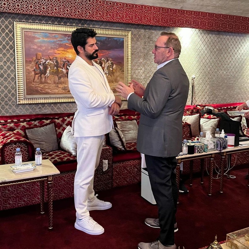 بوراك أوزجيفيت وكيفين سبيسي