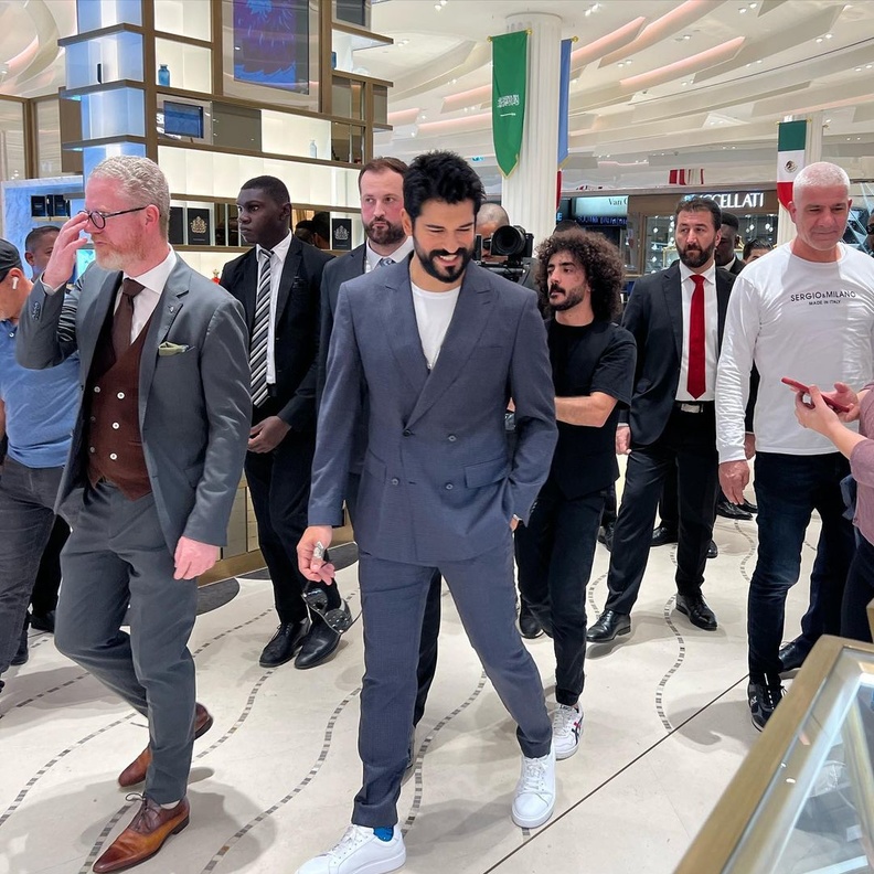 الممثل التركي بوراك أوزجيفيت