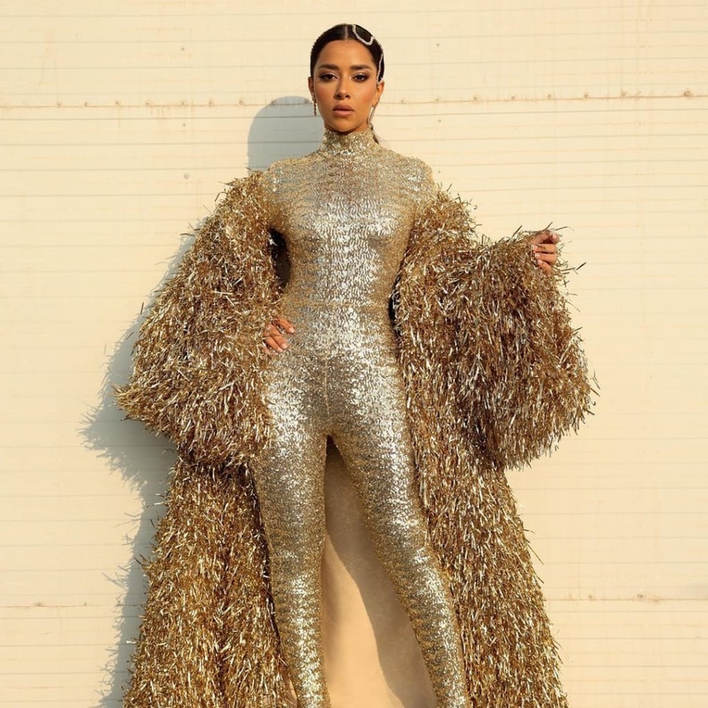 بلقيس بإطلالة ذهبية