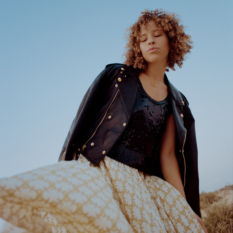 جلسة تصويرية خاصة بـــ "هي" ودار  CELINE تحت عنوان "نحو السكون"