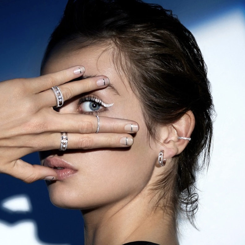 أقراط عصرية مرصّعة بالألماس مناسبة ليلة رأس السنة