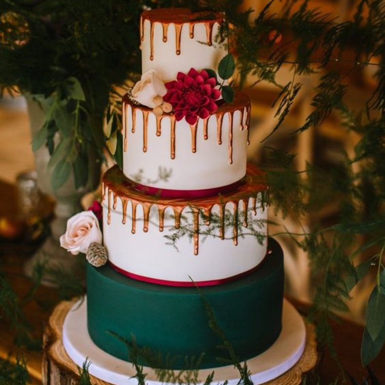 ديكورات زفاف بالأخضر والأحمر بمناسبة اليوم الوطني الاماراتي