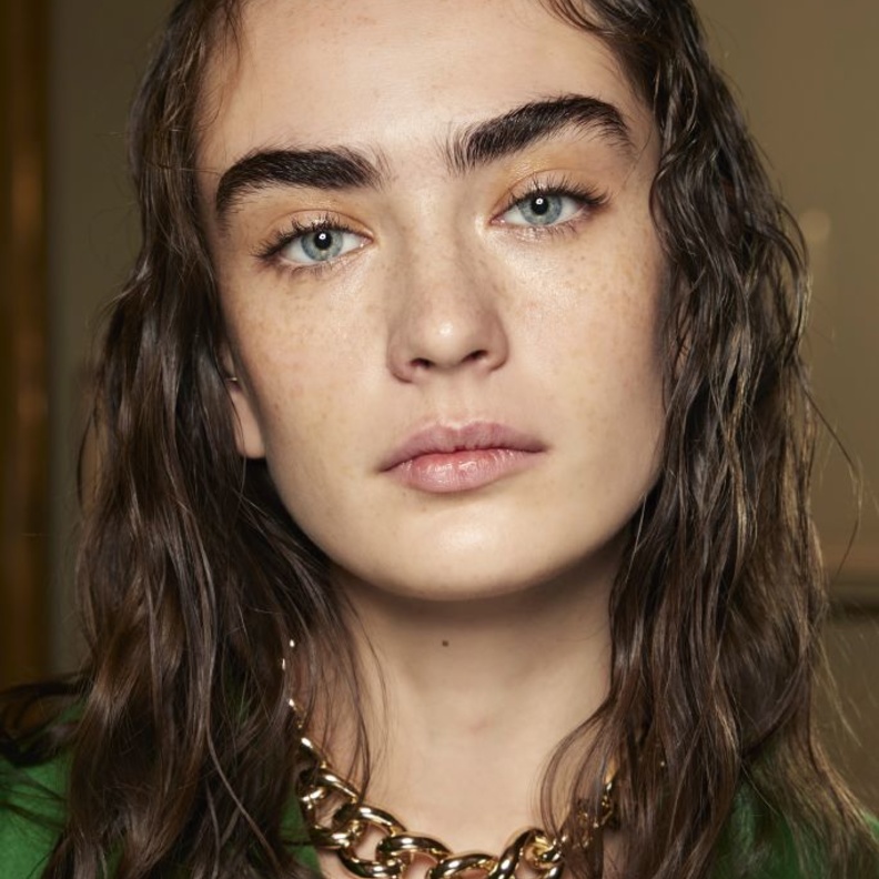 أعيدي كثافة حاجبيك الخفيفة بالطرق الطبيعية وحيل المكياج