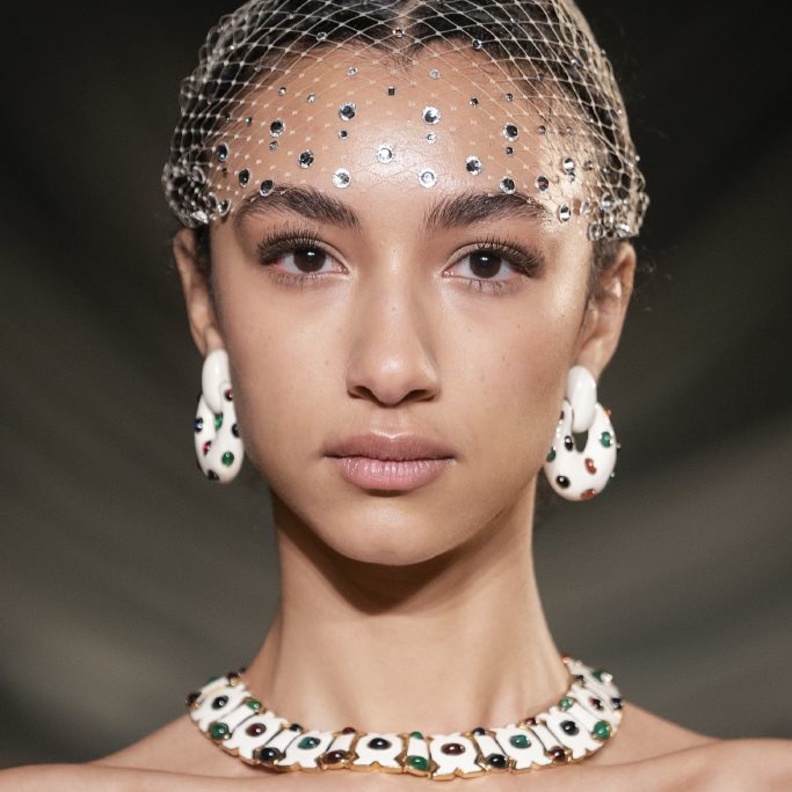  أكسسوارات تناسب التسريحات المرفوعة ليلة رأس السنة