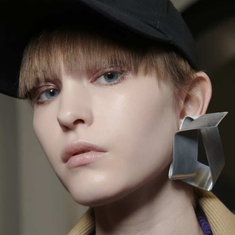 طريقة عمل تسريحات شعر بسيطة مع القبعات لحضور نهائيات كأس العالم 2022