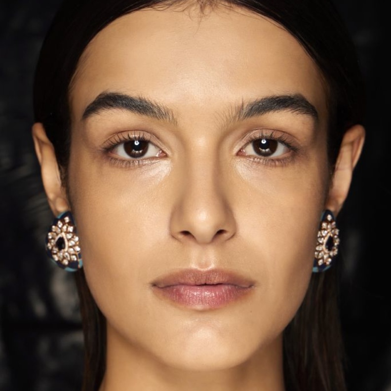 علاجات طبيعية فعالة للهالات السوداء تحت العينين في المنزل