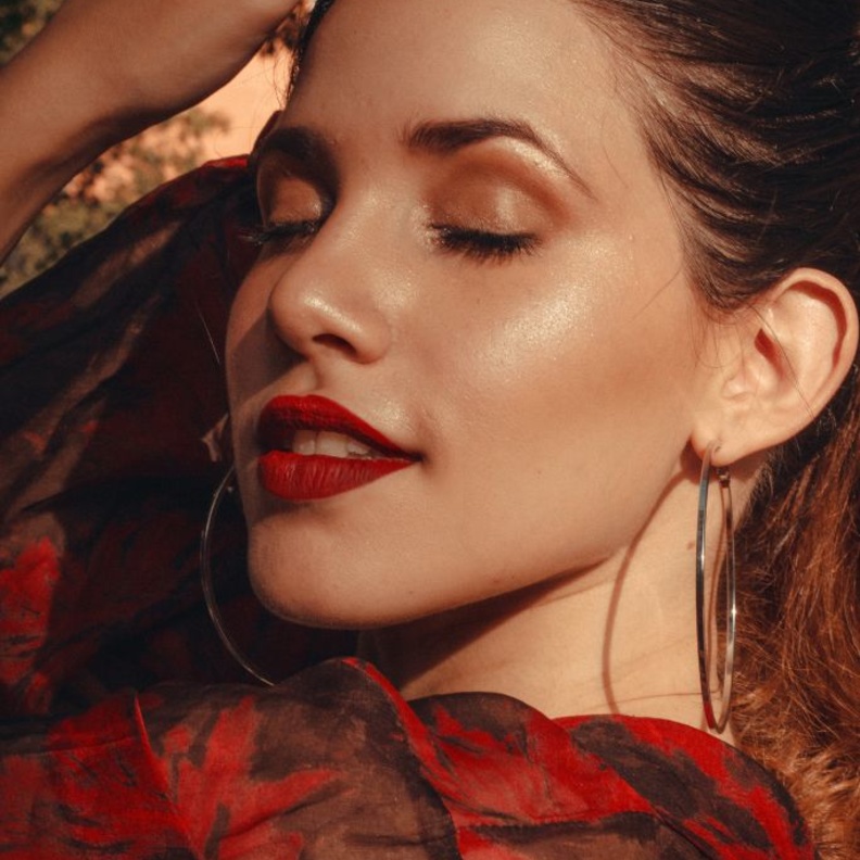 حيل بالمكياج وطرق لتنحيف الوجه قبل ليلة رأس السنة 2023