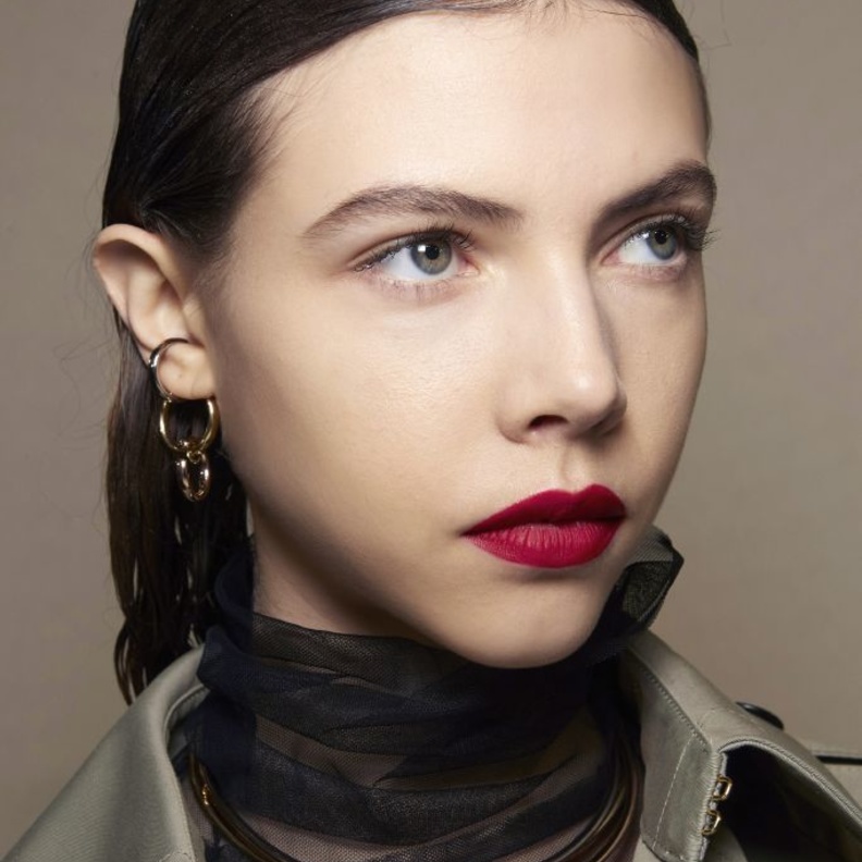 توريد الشفاه وطريقة الحفاظ على لونها قبل سهرة رأس السنة 2023