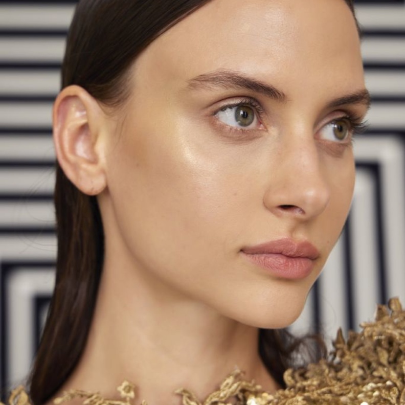 طرق شدّ البشرة من دون إستخدام الجراحات التجميلية