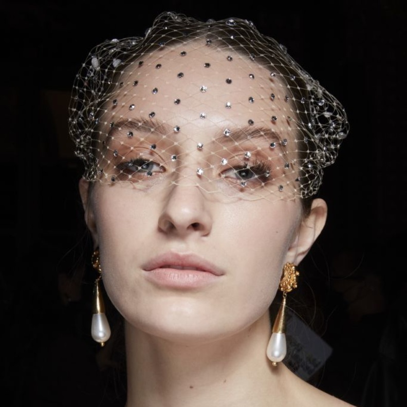 صيحة الستراس على الشعر لإطلالة جريئة في مناسبات نهاية العام.. إليك 6 طرق لتطبيقها