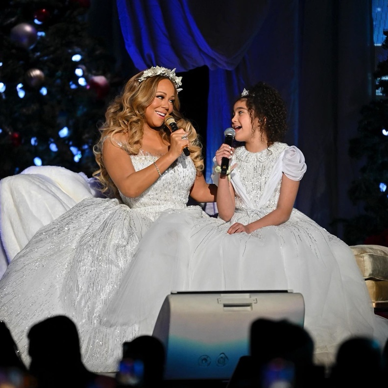 ماريا كاري وابنتها 