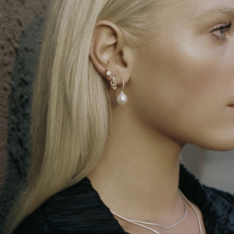 أجمل 8 تصاميم أقراط مناسبة لإطلالات الجامعة