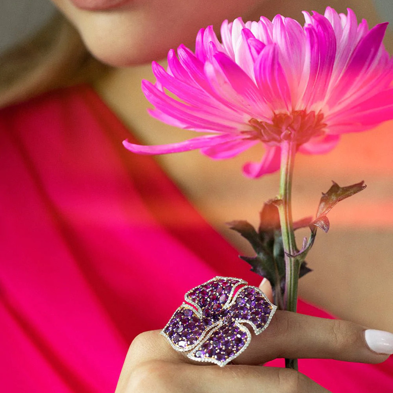 نسّقي إطلالة المجوهرات البنفسجية اللون لتعكسي مظهراً ملكياً