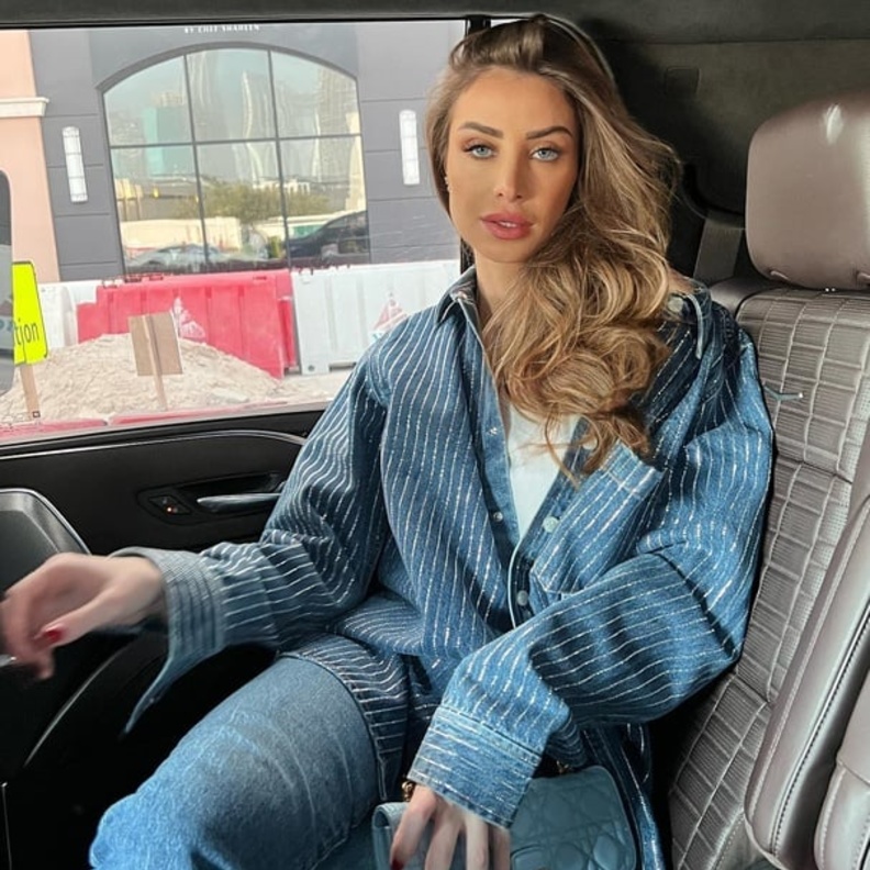  تنسيقات عصرية لكن أنيقة في بنطلون الجينز من أنابيلا هلال 