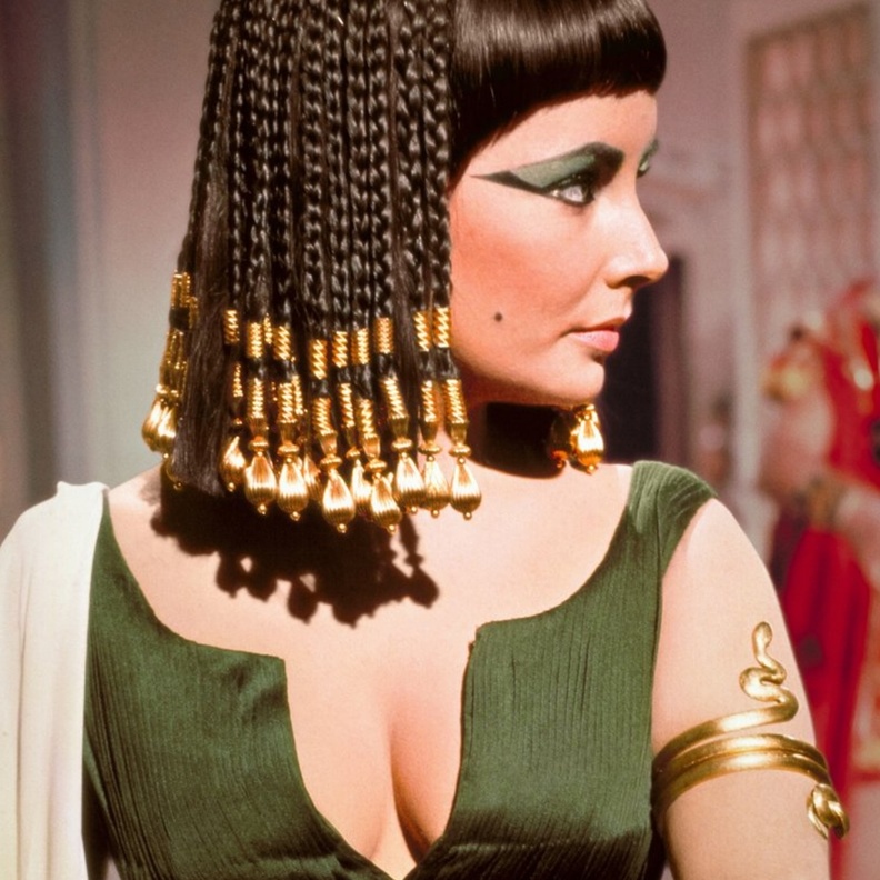 إليزابيث تايلور في فيلم كليوباترا -     الصورة من موقع Time and Tide Watches