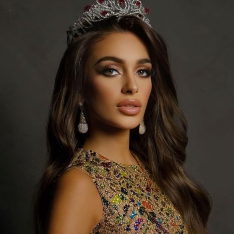 "إيفلين خليفة" ملكة جمال البحرين تبدأ رحلتها للمشاركة في مسابقة ملكة جمال الكون