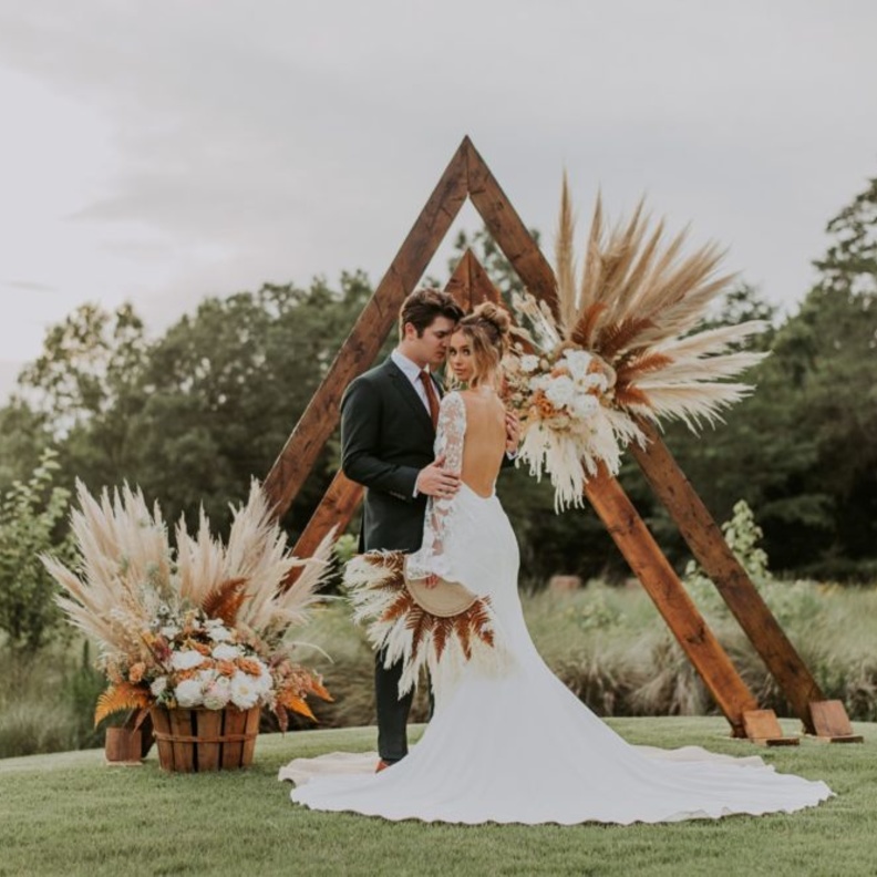 استخدمي الزهور المفردة في إعداد قطع الديكور المركزية لطاولات حفل زفافك