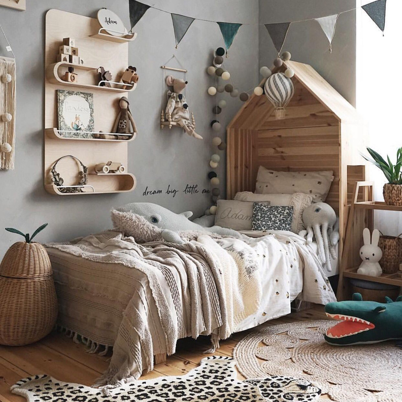 الألعاب المحببة تزين سرير غرف الأطفال