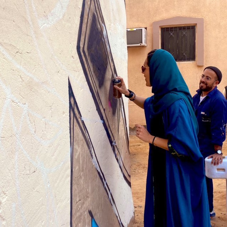 الأميرة "هيفاء بنت محمد" تشارك الفنان العالمي "إل سيد" في رسم جدارية بالعلا