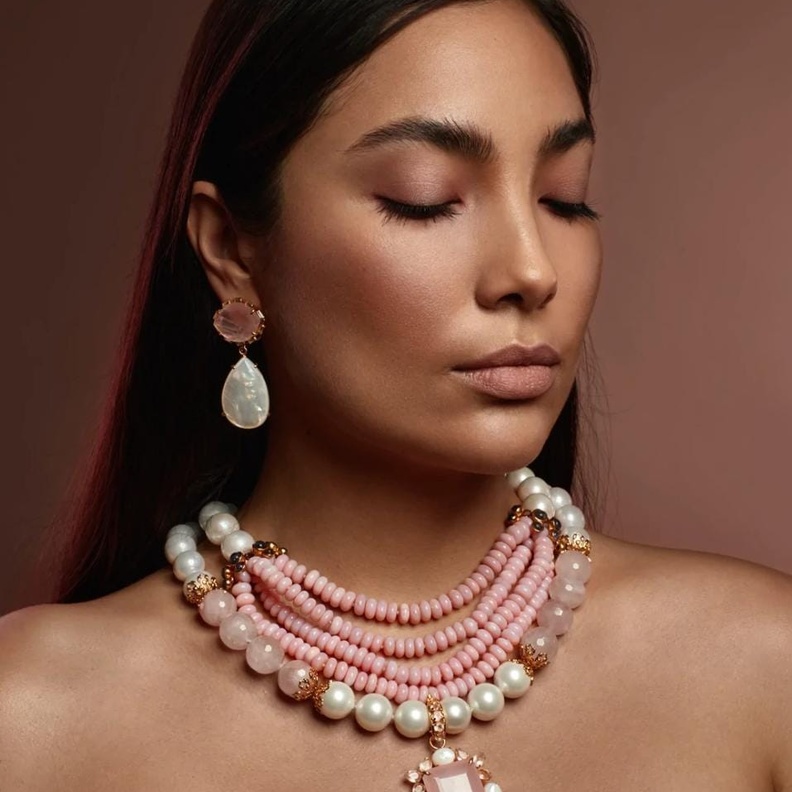 تألقي بأجمل تصاميم مجوهرات ملائمة لإطلالة اللون البرغندي في شتاء 2023