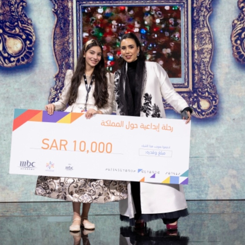 تتويج ليندا الفيصل من قبل زينب أبو السمح الرئيس التنفيذي mbc  أكاديمية