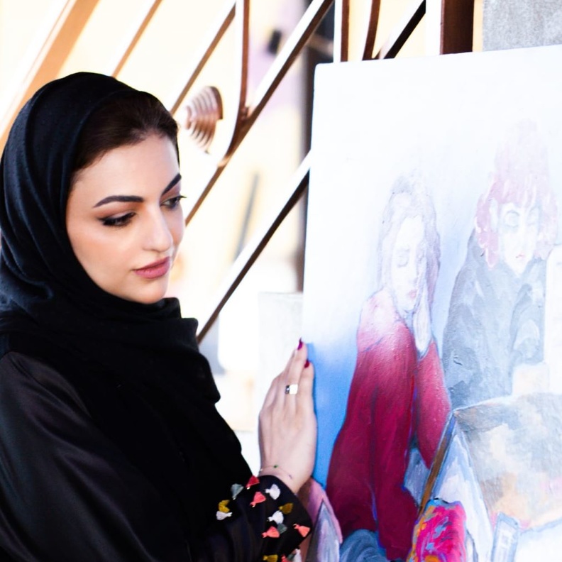الفنانة السعودية نور هشام السيف تطلق معرضها في القاهرة وتصرح لـ "هي" عن مضمون أعمالها