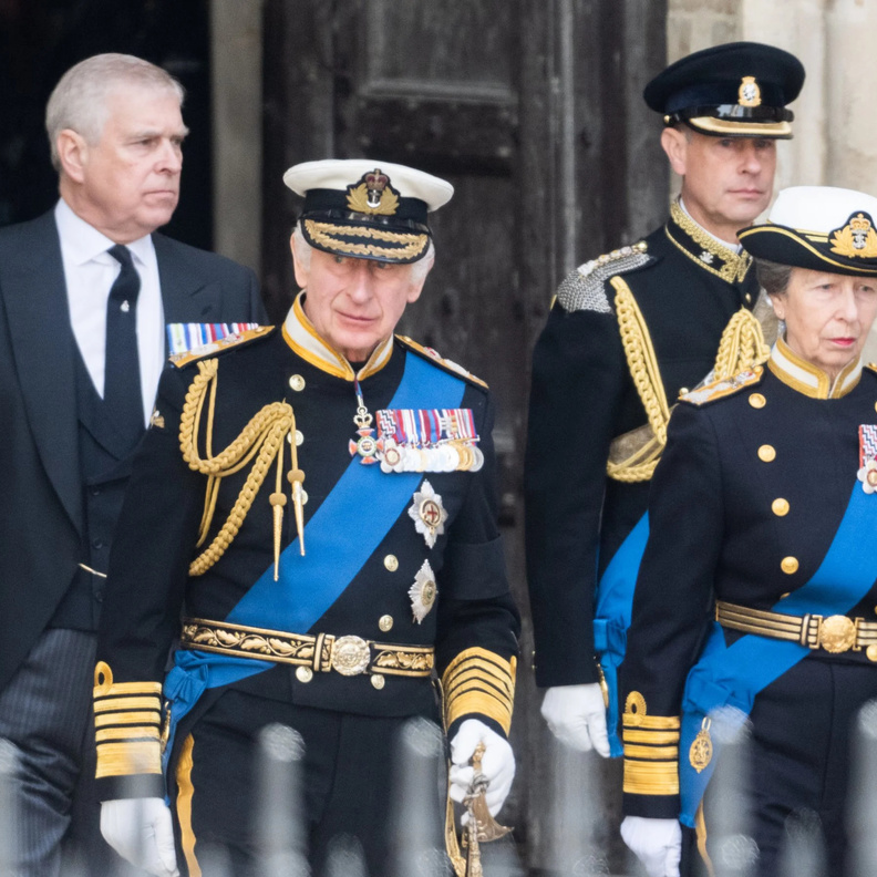 الملك تشارلز يمنع الأمير أندرو من الدخول إلى قصر باكنغهام؟