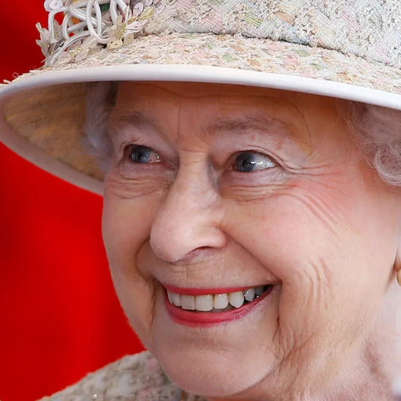 الملكة إليزابيث الثانية ظهرت بأحمر شفاه باللون المرجاني
