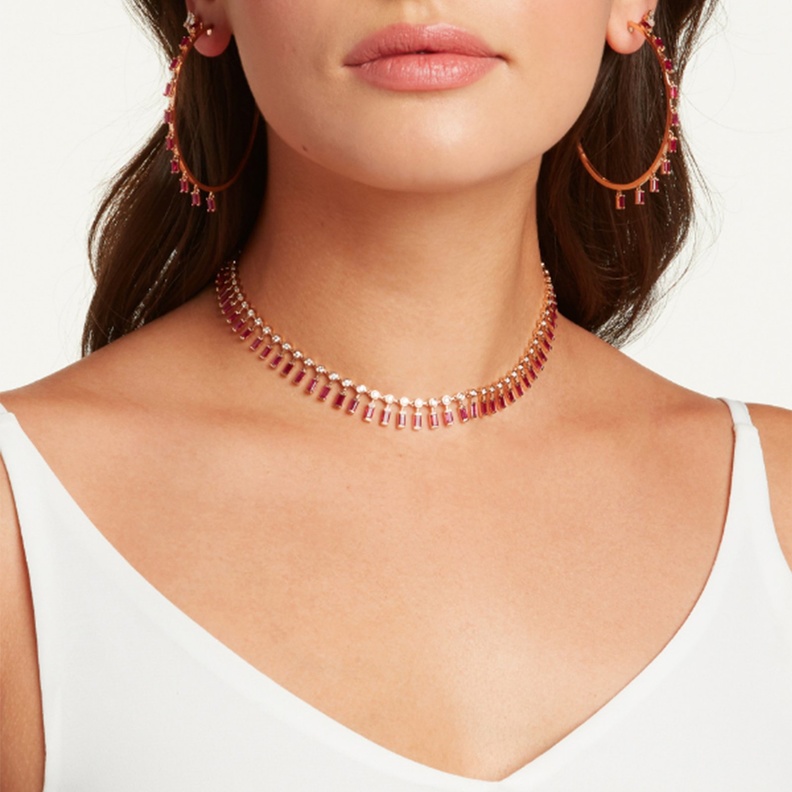 انتقي مجوهرات ياقوت أحمر راقية لإطلالة دافئة في سهرات يناير