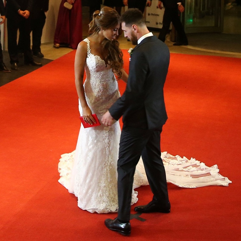 بلغ سعر فستان زوجة ميسي بين 6 آلاف و10 آلاف جنيه إسترليني