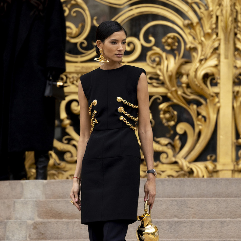 أزياء سوداء مع اكسسوارات ذهبية أبرز صيحات أسبوع الموضة الموضة في باريس 